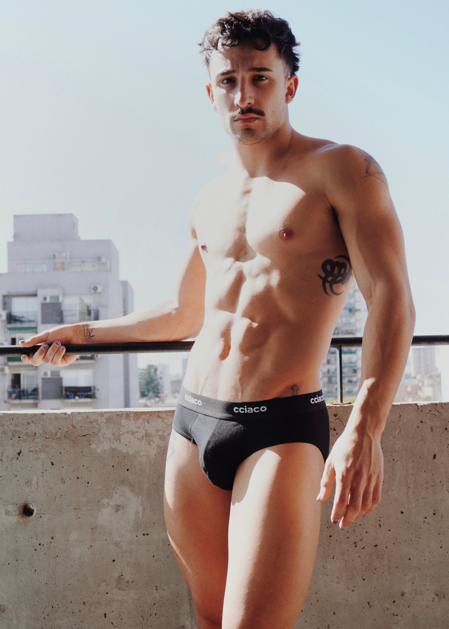 slip negro letras blancas frontal